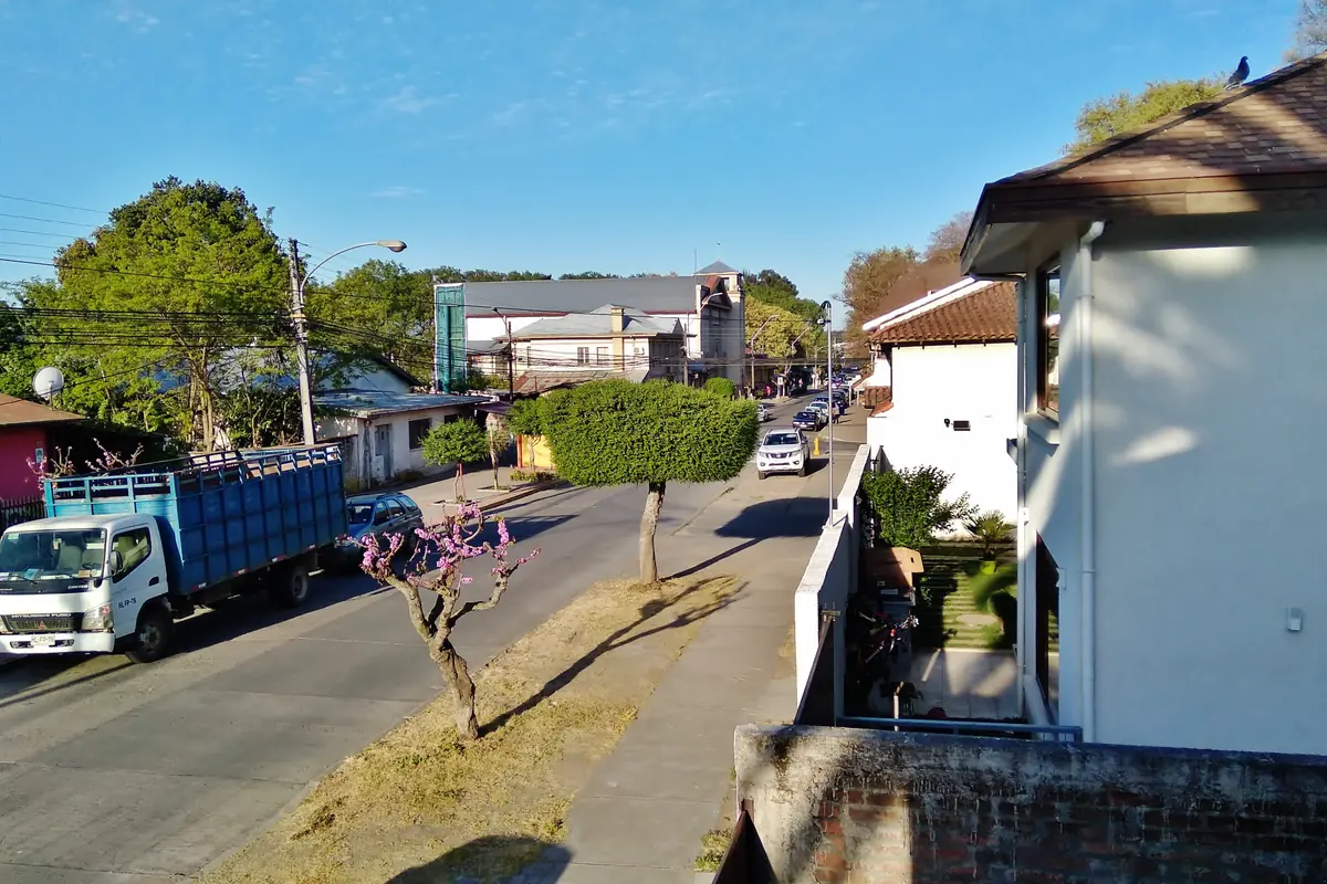 La calle Castellón de Yumbel con su comercio y el tránsito de carga, Región del Biobío