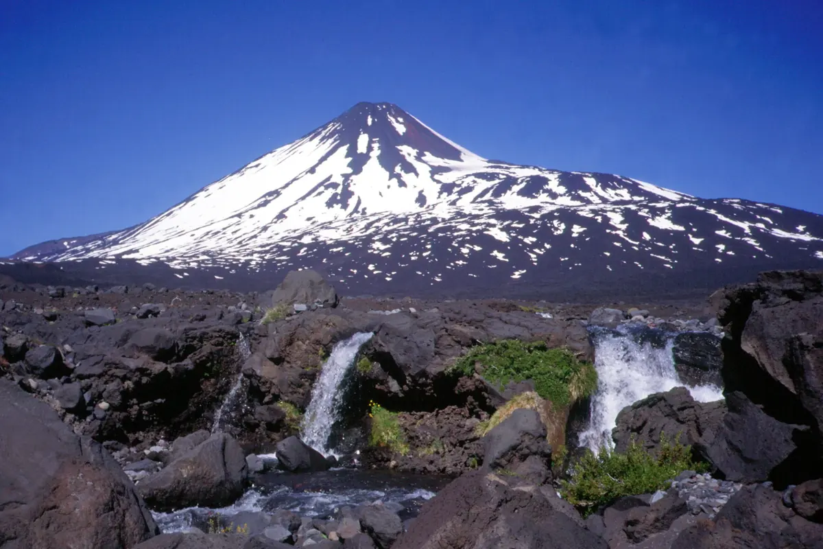 El volcán Antuco nevado sobre la laguna del Laja, Región del Biobío