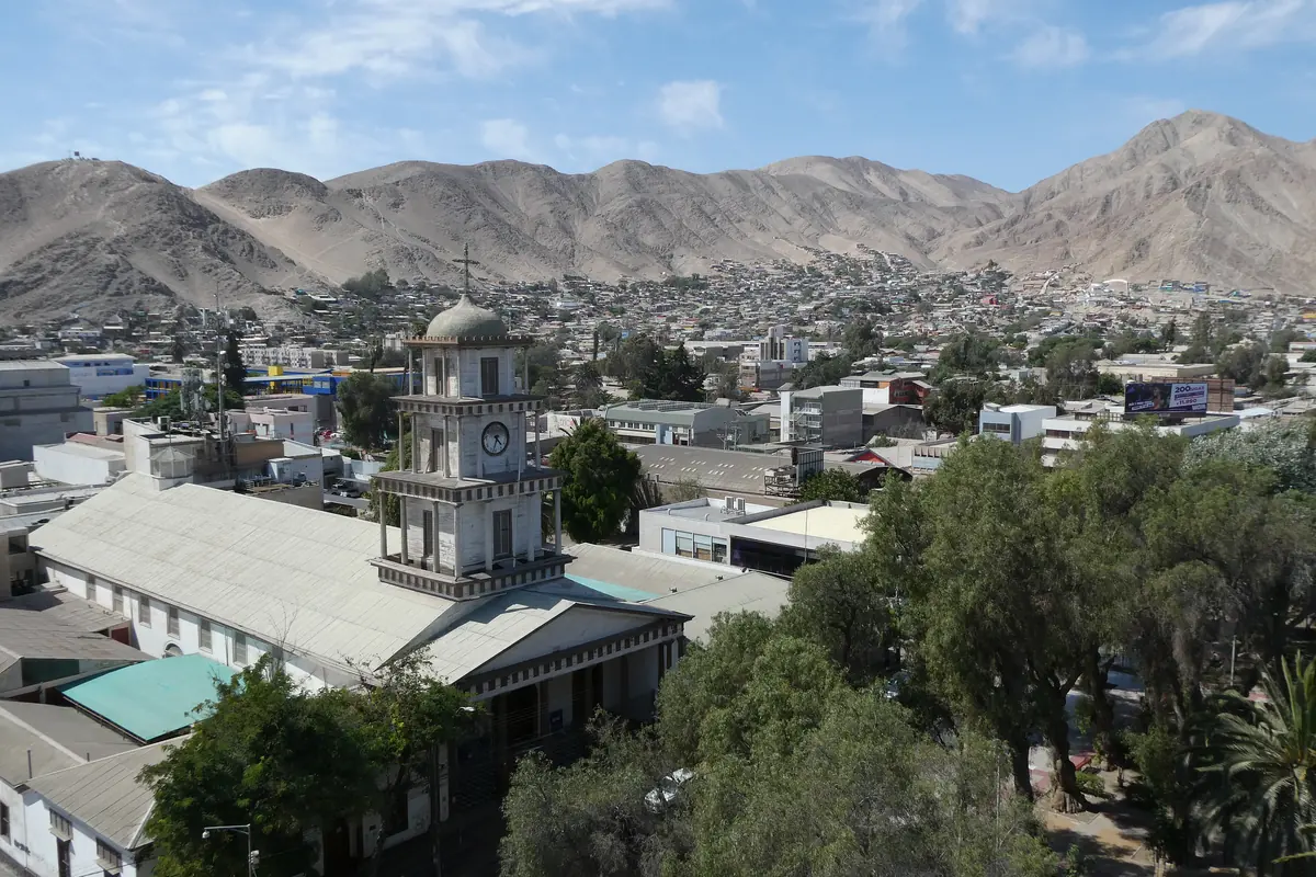 La catedral de Copiapó con los cerros del desierto detrás