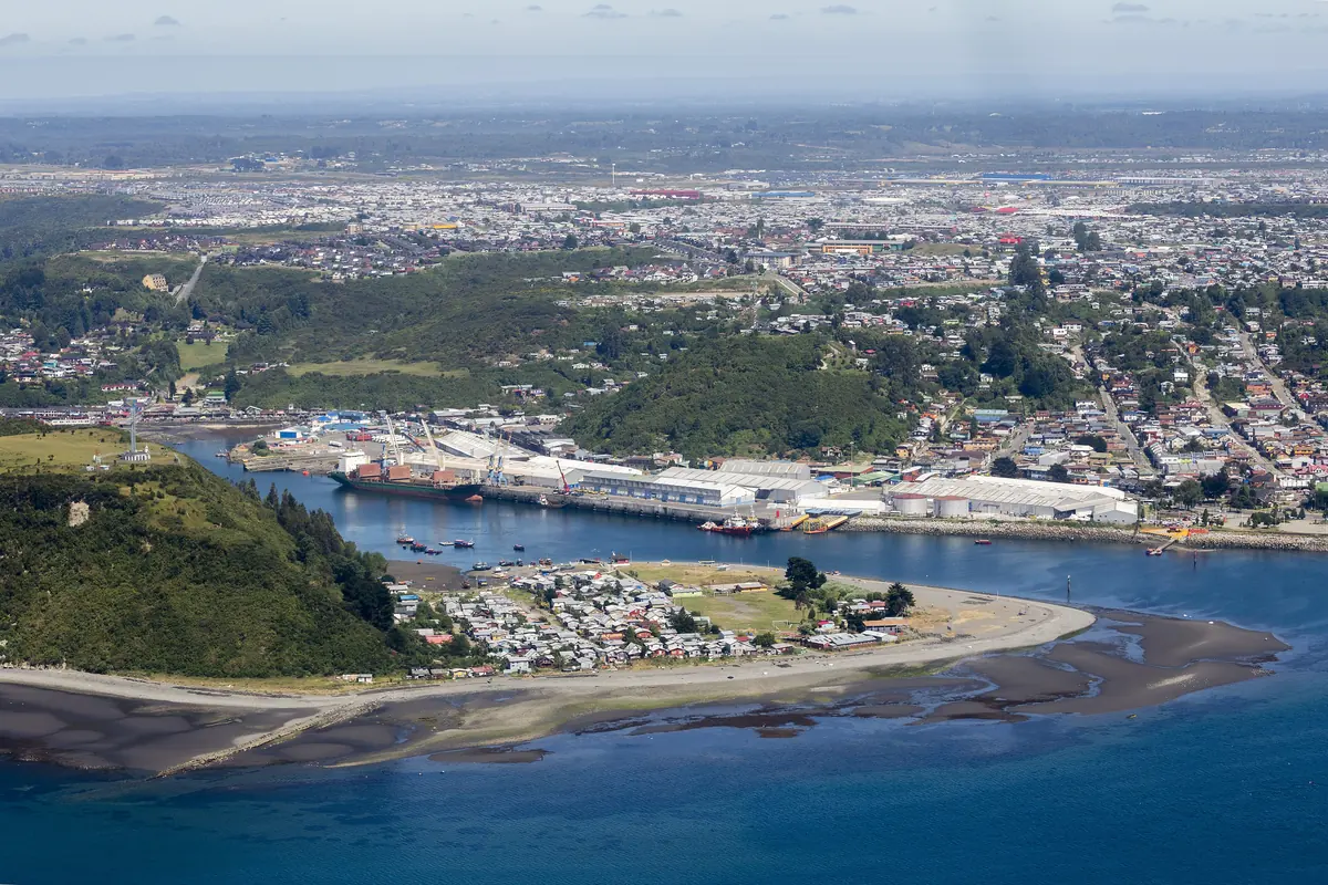 La Puntilla Tenglo y el puerto de Puerto Montt vistos desde el aire