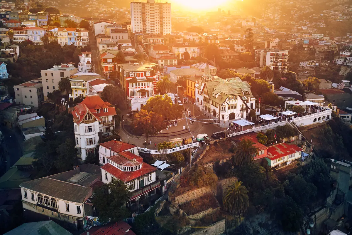 Las casas de colores del Cerro Alegre de Valparaíso al atardecer